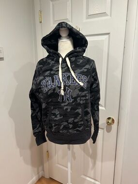 Tailgate Small Camo Pullover Hoodie in Black & Gray